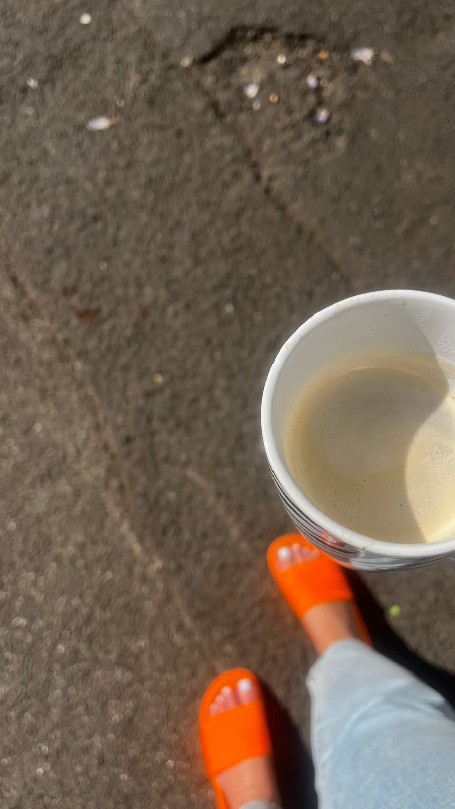Kaffee und orange Sandalen
