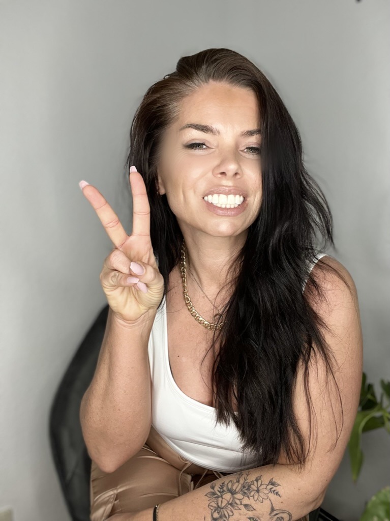 Mariane lacht und zeigt das Peace-Zeichen